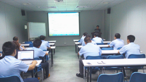 蓝狮注册咨询专家老师对天行健管理者进行专案改善培训