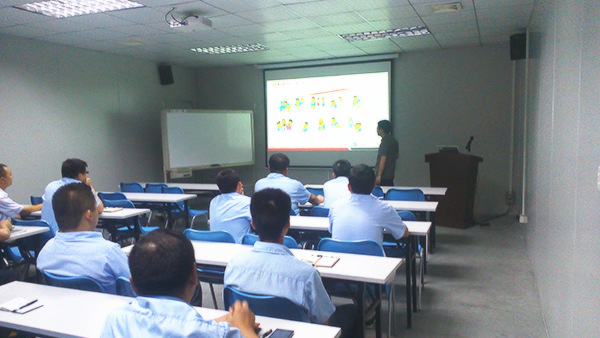 蓝狮注册咨询专家老师对天行健管理者进行专案改善培训