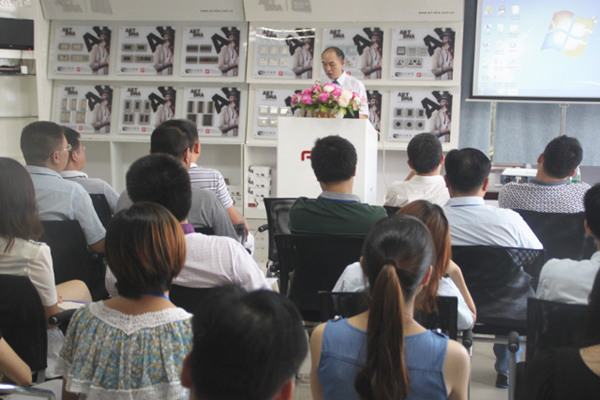 蓝狮注册许老师在管理升级总结大会上做精彩宣讲