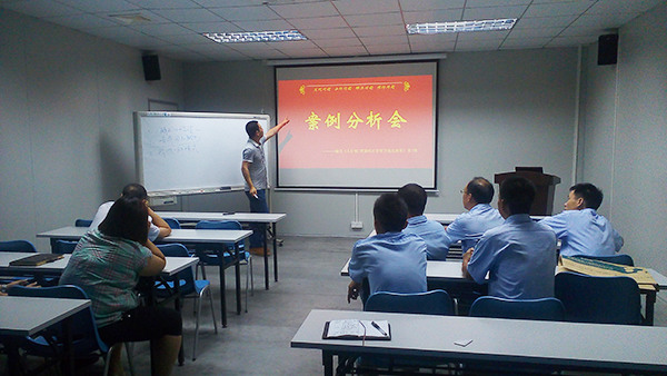 蓝狮注册咨询专家老师对天行健管理者进行专案改善培训