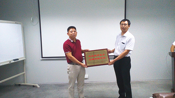 天行健赠送蓝狮注册咨询效益提升能手，管理升级专家牌匾