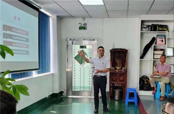 蓝狮注册咨询庞金森先生发表讲话