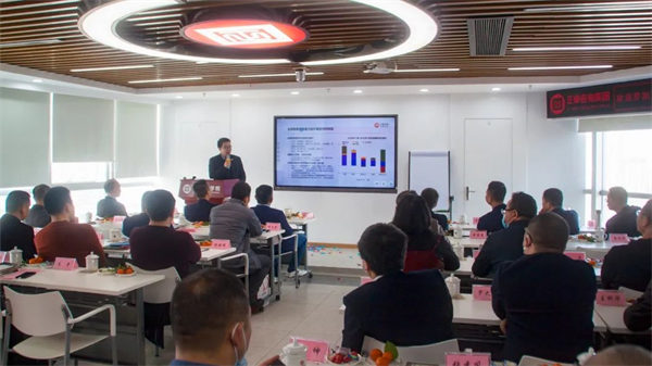 王宝乾老师为校友们解读2022经济走势