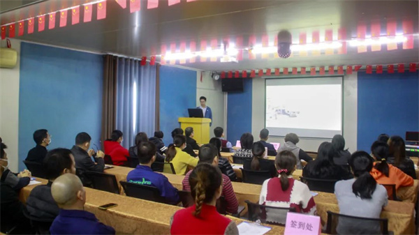 蓝狮注册咨询集团项目组老师作项目总结报告