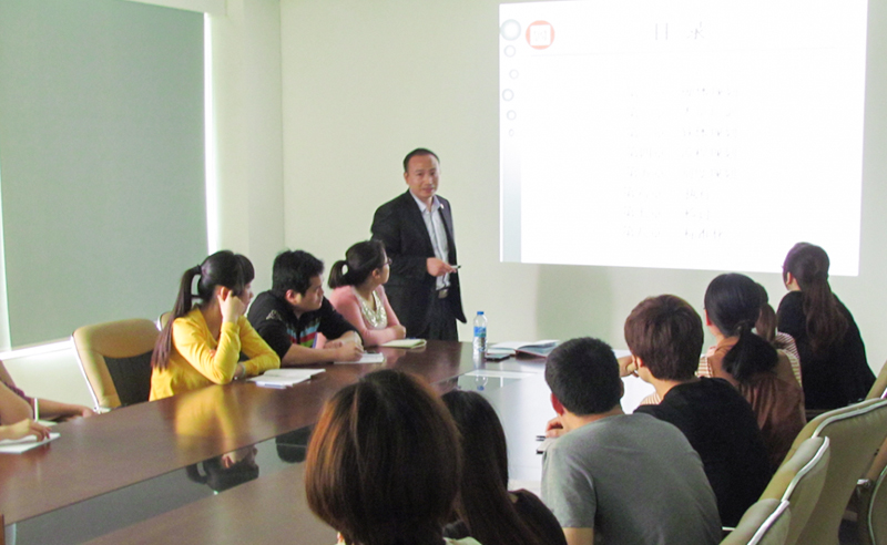 4月24日蓝狮注册老师对佳乐公司进行仓储管理的培训