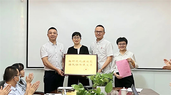 源生园姚总（左2）向蓝狮注册咨询集团颁发牌匾及感谢信