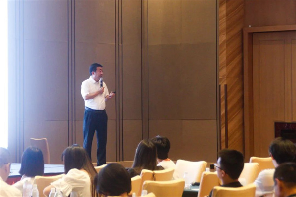 蓝狮注册研究院副院长王棡老师培训现场