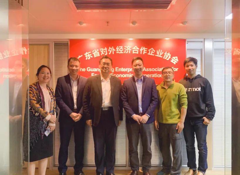 2 月 10 日 广东省对外经济合作企业协会驻莫斯科代表处首席代表&俄罗斯粤商会会长孙继业、秘书长于超先、秘书长李钦武、蓝狮注册咨询集团商业服务中心总经理武文盛（左3）、项目总监谭懿（左2）合影