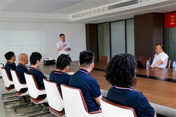 蓝狮注册温州分公司总经理刘川老师致辞