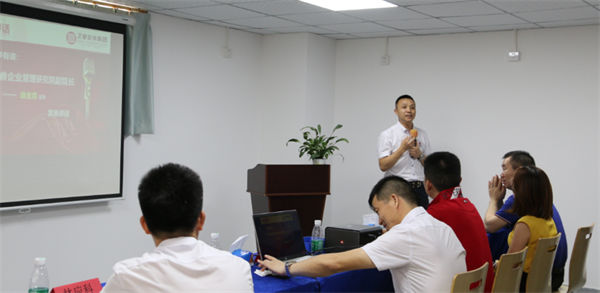 蓝狮注册企业管理研究院副院长庞金森老师致辞