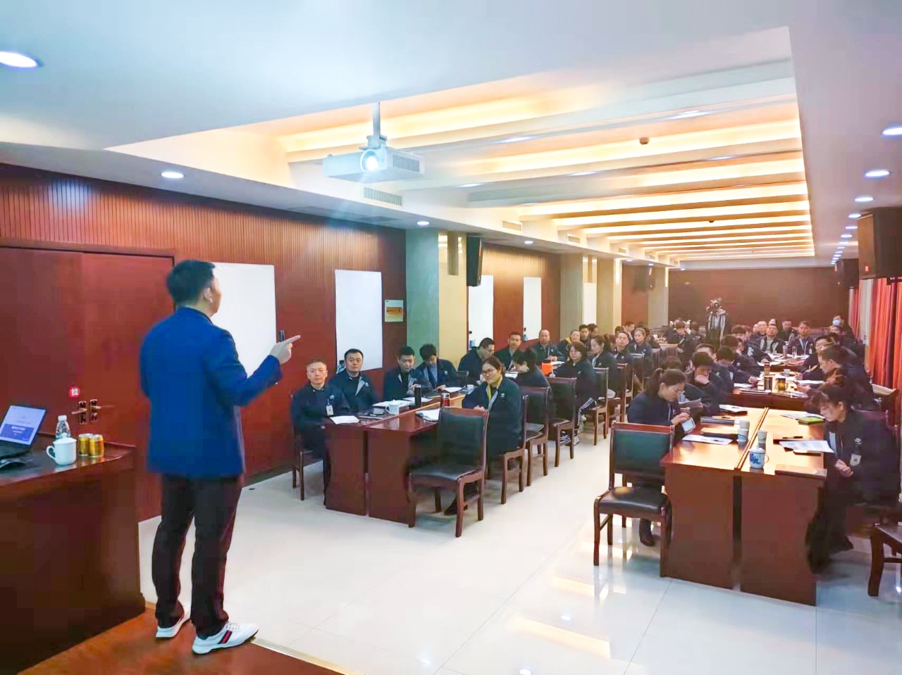 蓝狮注册咨询集团董事长金涛老师对协昌科技高层管理团队进行现场赋能与指导