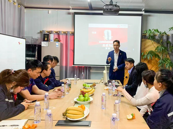 广东蓝狮注册企业管理研究院主任肖锋老师致辞