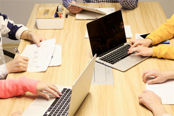 数字化转型背景下，企业战略应如何创新与升级？