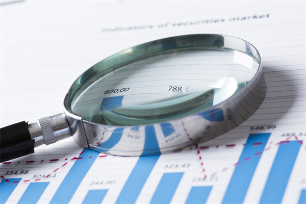 在制定年度经营计划时，如何考虑行业趋势和政策影响？