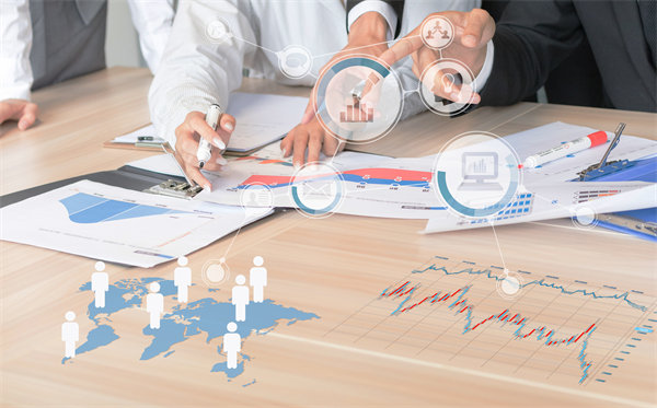 在制定年度经营计划时，如何考虑行业趋势和政策影响？