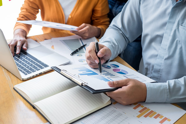 如何通过创新策略提升品牌影响力和市场占有率？