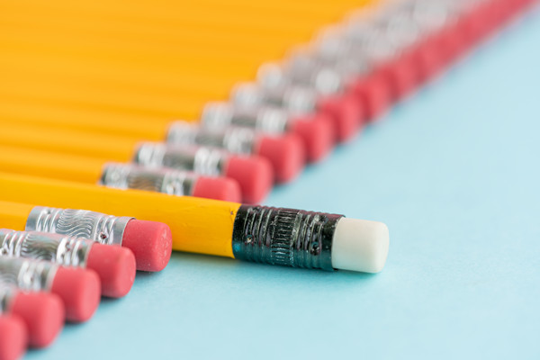 如何通过创新策略提升品牌影响力和市场占有率？