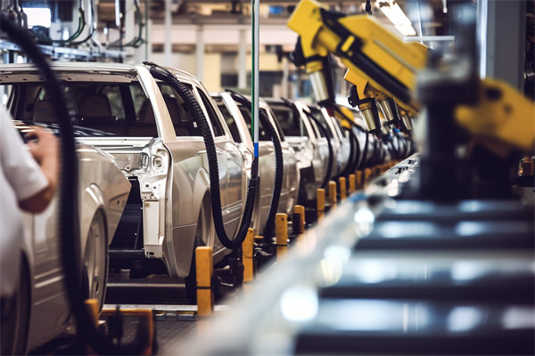 在精益生产过程中，如何有效识别并解决生产瓶颈问题？