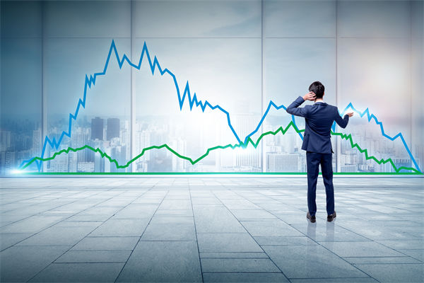 员工绩效不佳，是应该立即解雇还是给予改进机会？