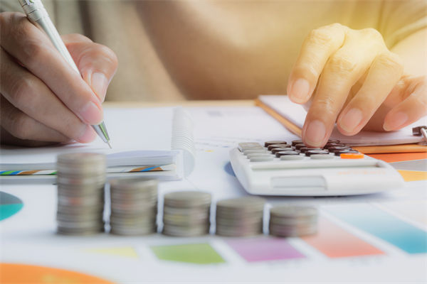 在滚动预算模式下，如何确保预算的连续性和前瞻性？