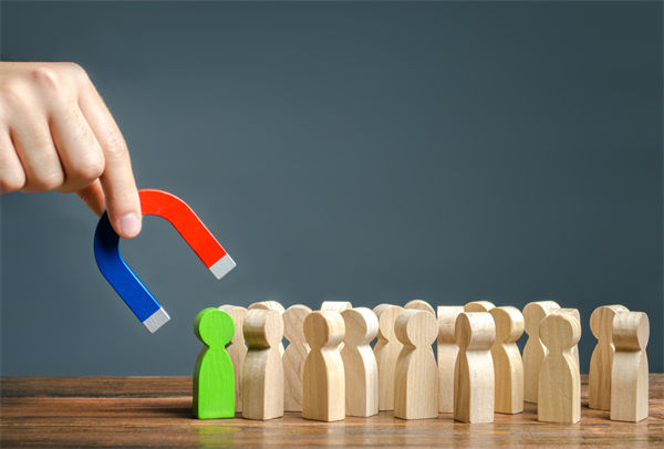 行业薪酬竞争激烈，企业怎样优化薪酬吸引顶尖人才？